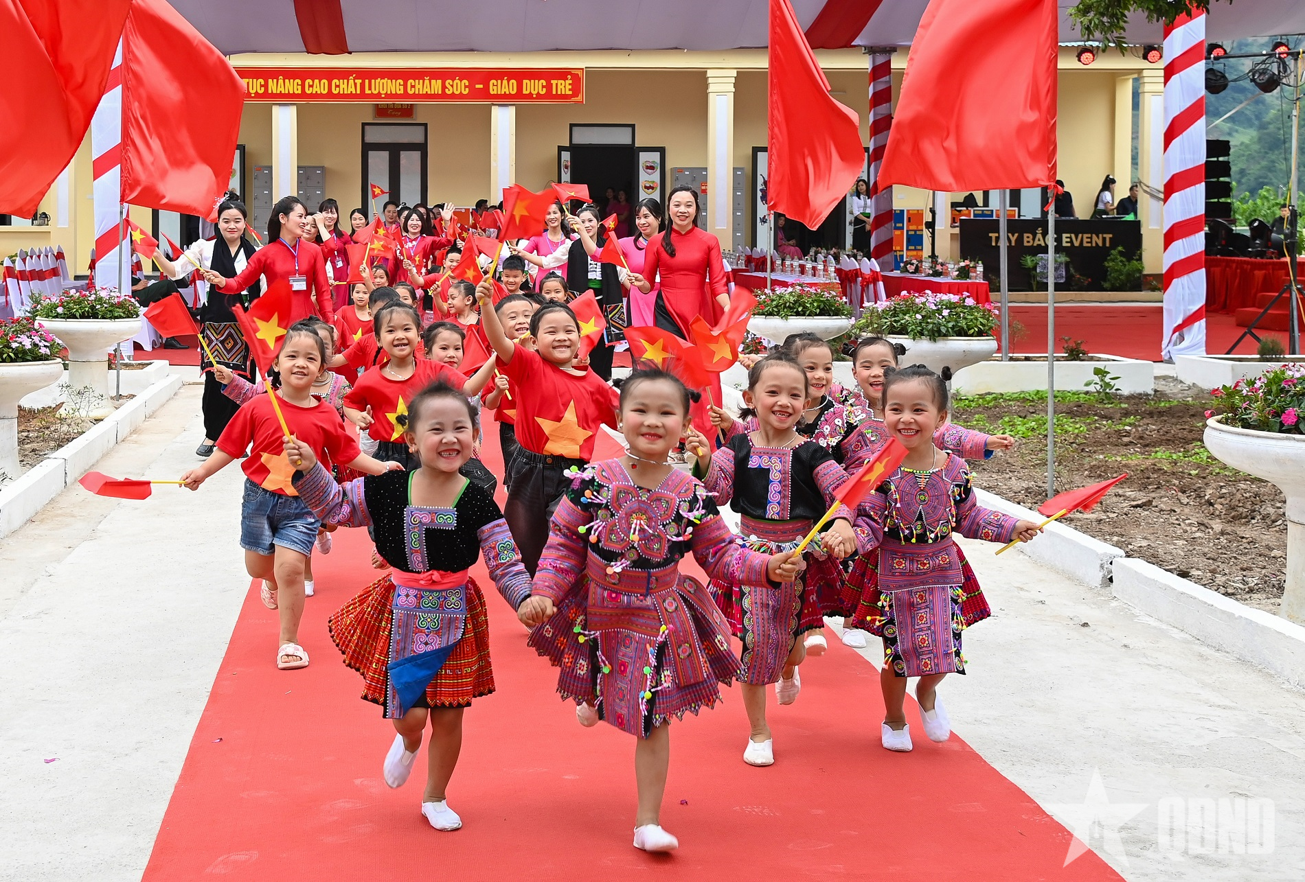 Nụ cười hy vọng của cô và trò điểm trường Ta Niết